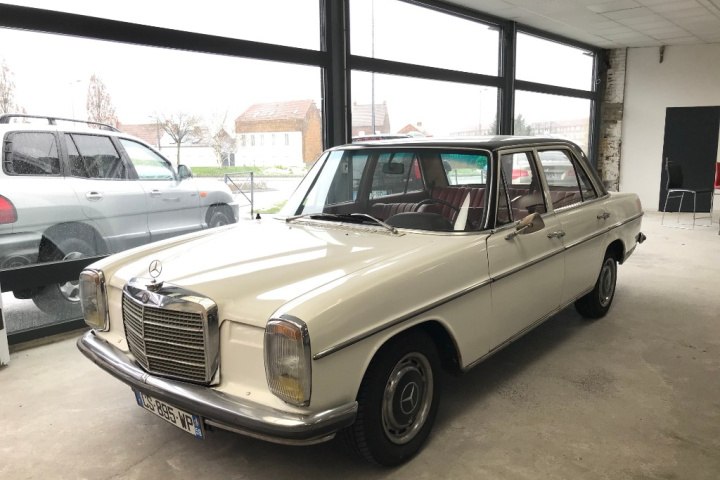 MERCEDES-BENZ 220 D W115